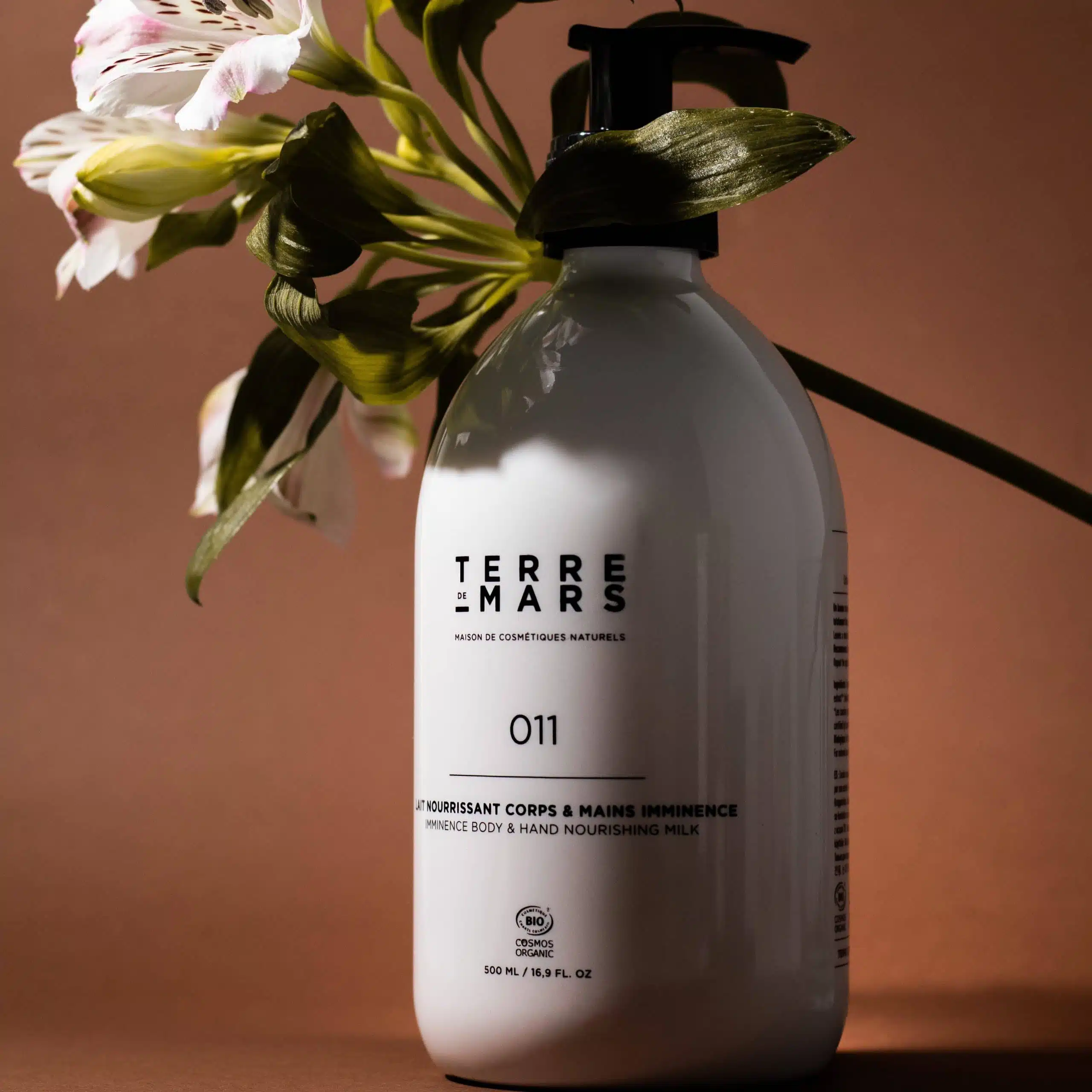 Terre de Mars Imminence kuno ir ranku maitinantis pienelis