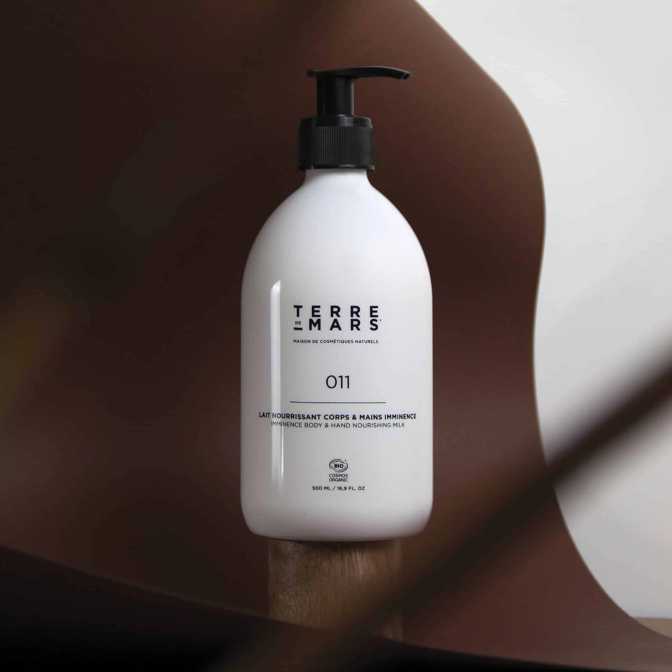 Terre de Mars Imminence kuno ir ranku maitinantis pienelis